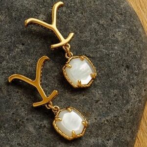 Kendra Scott × Yellowstone Dutton Gold Plat Mother of Pearl Drop Earrings